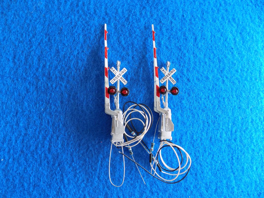 NJ International HO Scale 1160 Hwy Crossing Gate Signal Red/White Gates